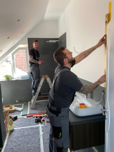 Installateure bei der Badmontage