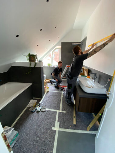 Installateure bei der Badmontage